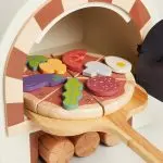 پیتزای اسباب‌بازی چوبی با مواد و برش‌دهنده در یک جعبه کوچک