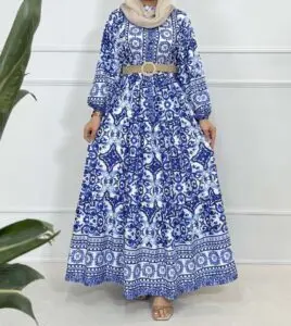 پیراهن ماکسی سفید و آبی با طرح سنتی، کمربند حصیری و شال کرم