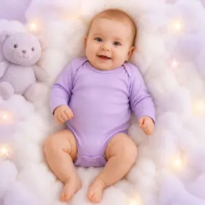 نوزاد با بادی آستین بلند یاسی در فضایی نرم و فانتزی با عروسک خرسی